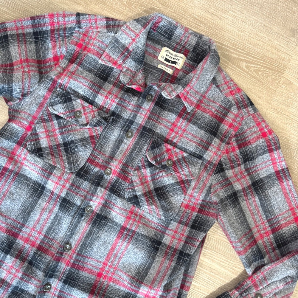 Eddie Bauer Workwear Shirt Mens L Gray Red Plaid Flannel Classic Fit Button Up